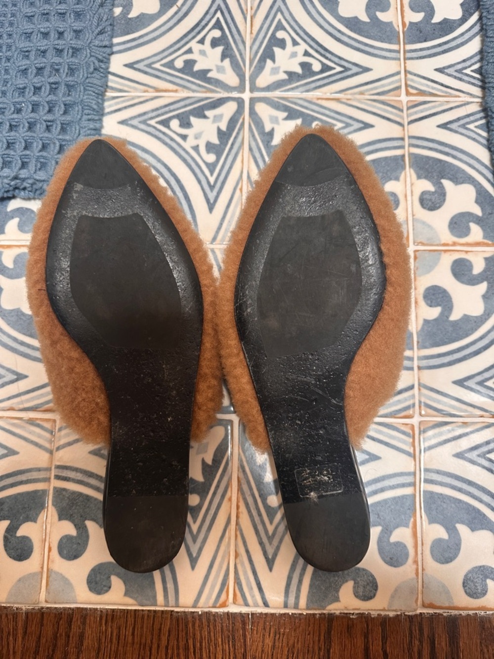 Jenni Kayne Camel Shearling Slip-On Mule - Picture 8 of 9